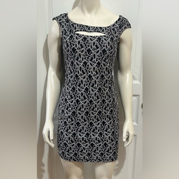 EASEL MINI DRESS LACED FRONT OPEN BACK IN SIZE LARGE - Picture 2 of 4